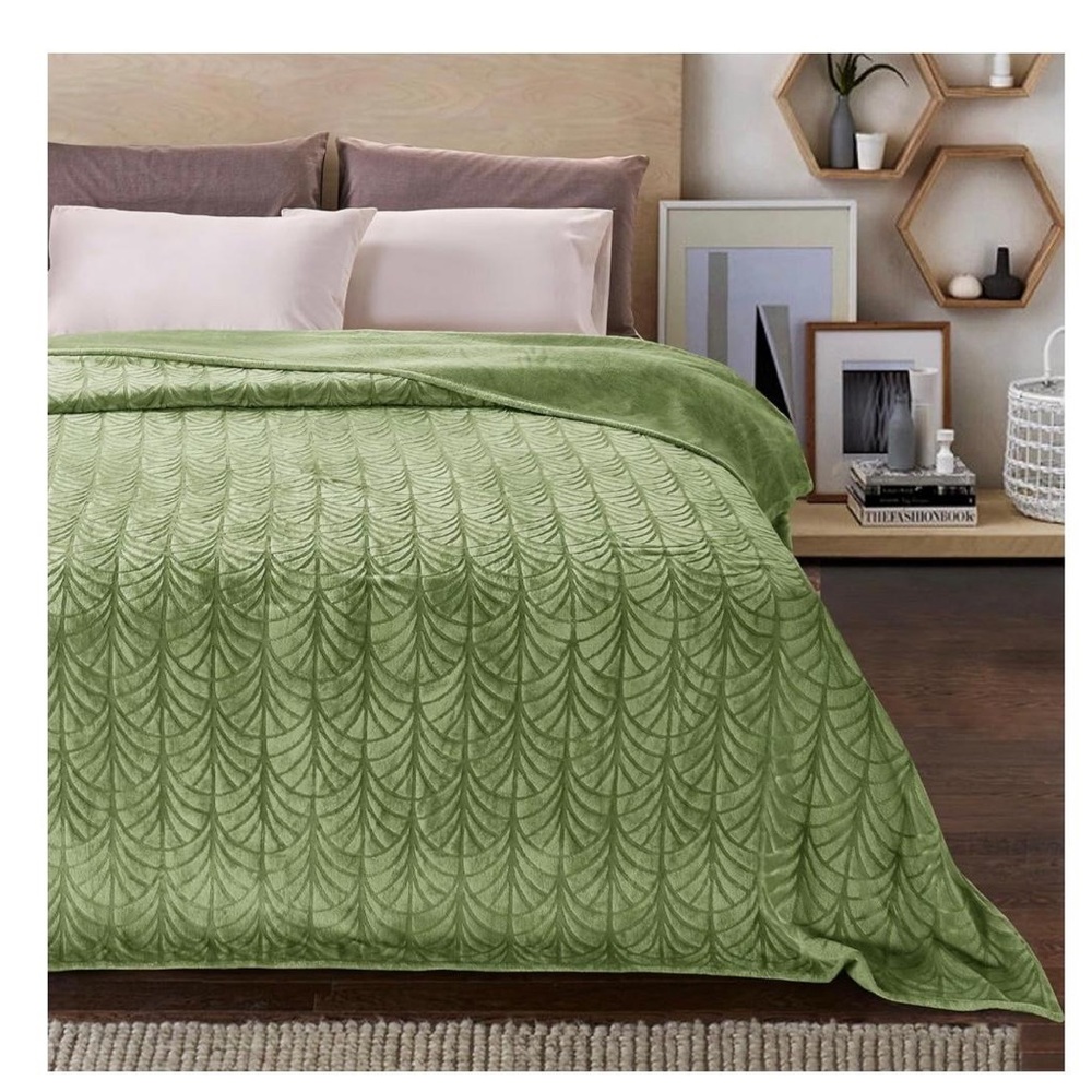 Green Leaf Pattern Throw Blanket - Picture 7 of 7